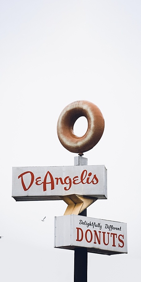 阴天下的天空路标壁纸