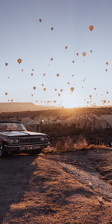 草原上的复古小车热气球风景壁纸