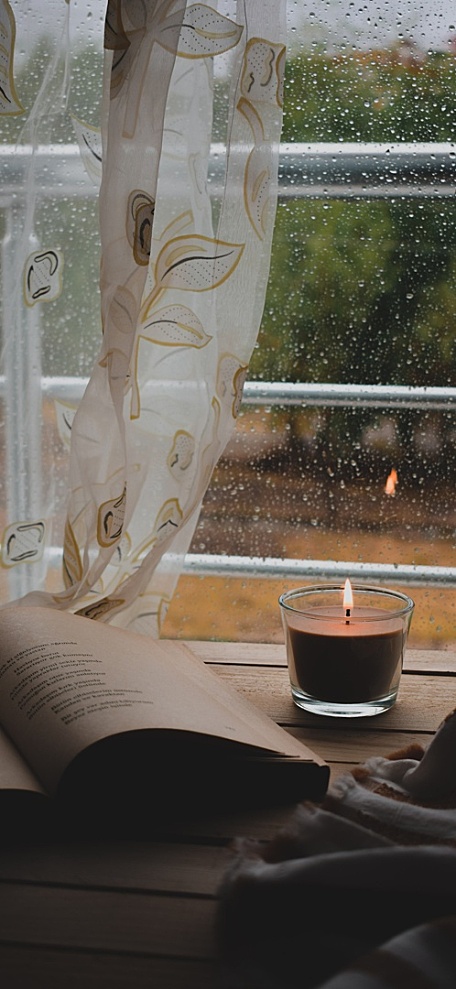 雨天窗外蜡烛书籍ins壁纸