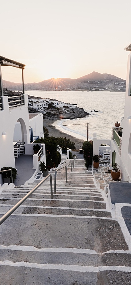 海边小镇夕阳山海面沙滩露台风景壁纸