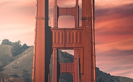 橙色晚霞黄昏下的大桥行驶汽车风景壁纸