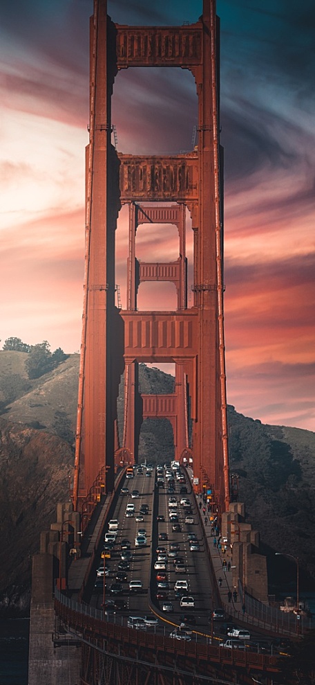 橙色晚霞黄昏下的大桥行驶汽车风景壁纸