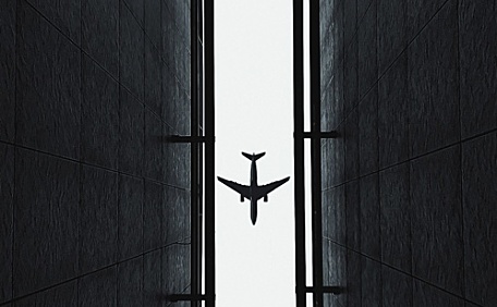 飞机低飞高空阴天风景壁纸