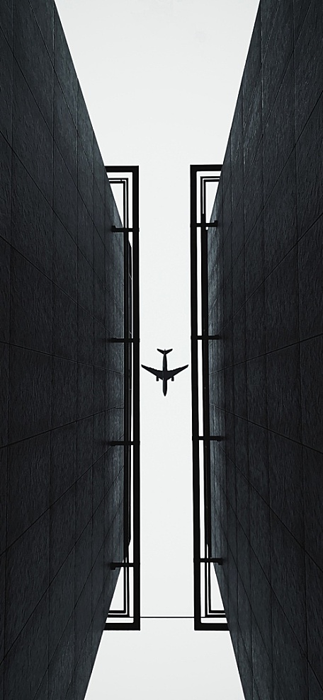 飞机低飞高空阴天风景壁纸