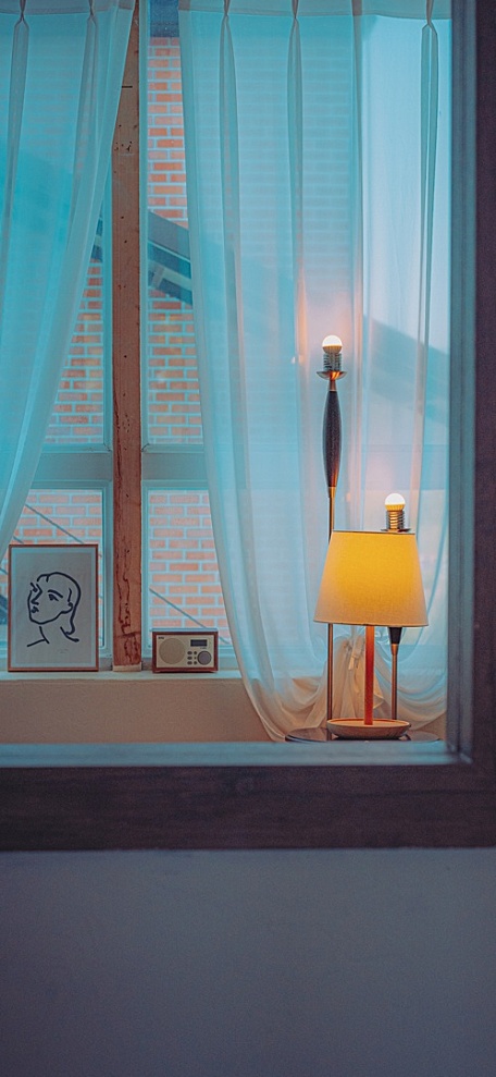 蓝色窗帘暖黄色台灯ins窗台壁纸