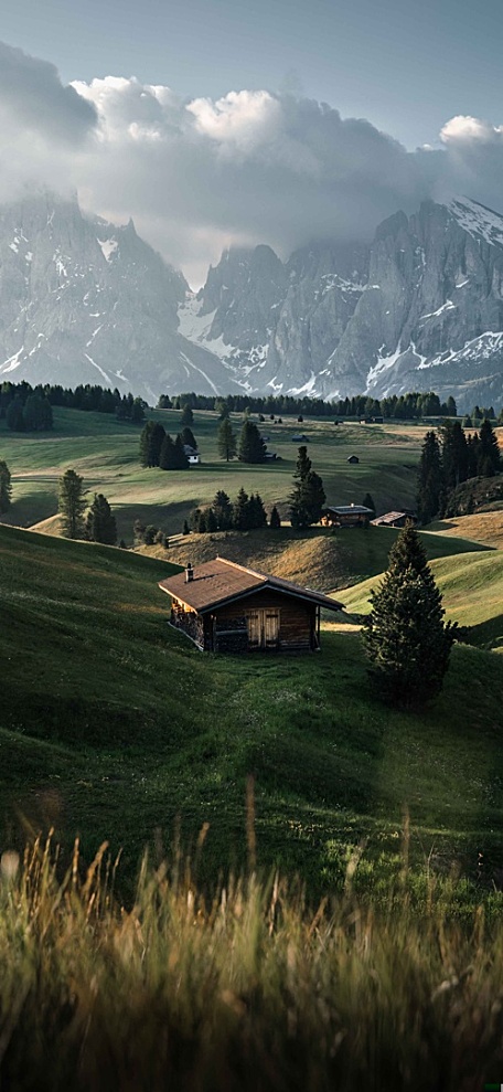 山脚下的小屋绿色草坪森林山脉蓝天风景壁纸