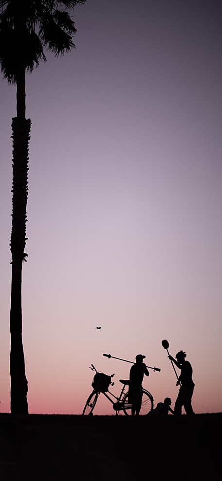 橙紫色天空钓鱼者在湖边风景壁纸