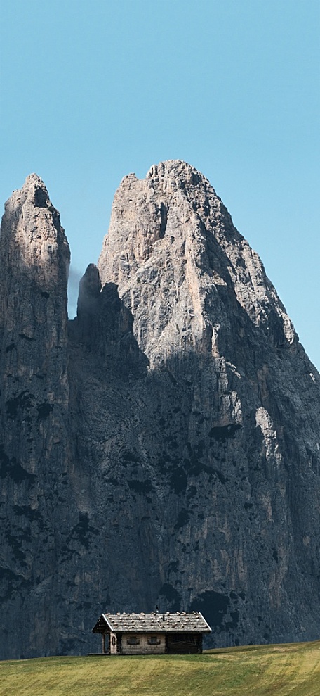 天空蓝天岩石草坪小屋风景壁纸